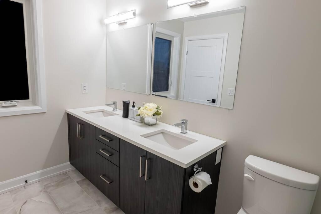 Luxury Niagara 3 Bdr Townhouse /Garageアパートメント エクステリア 写真
